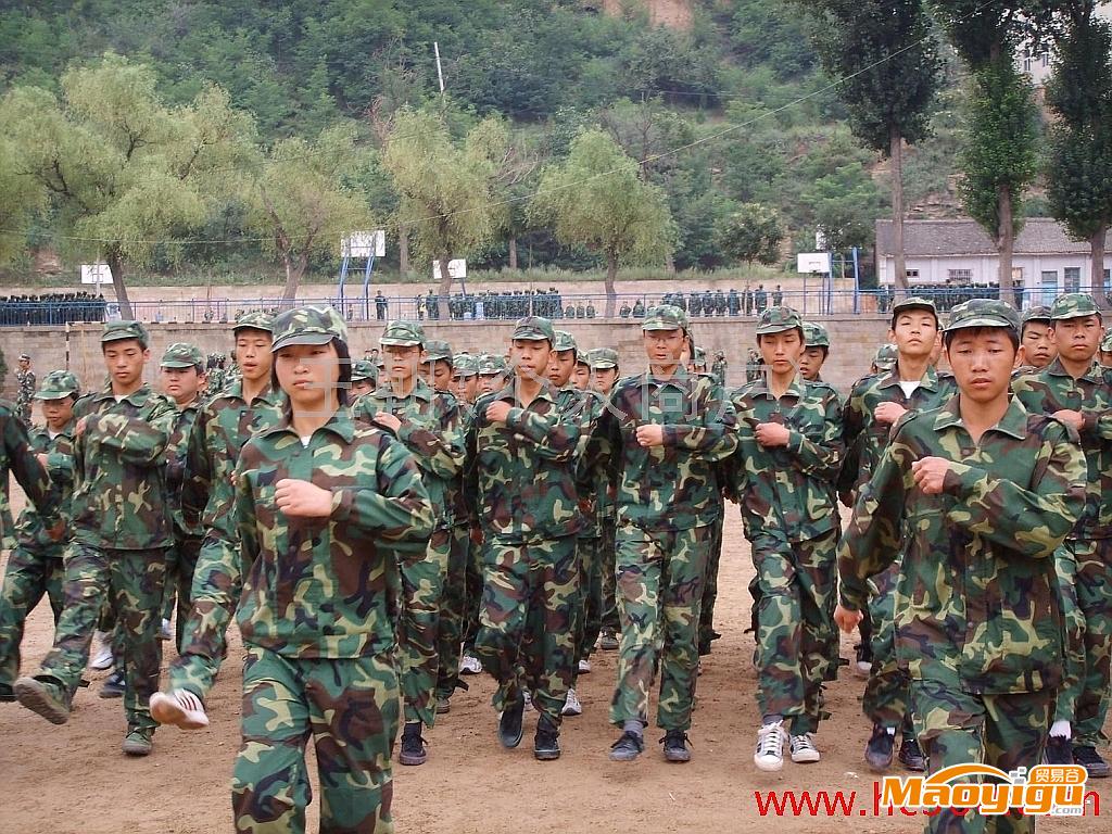 供應(yīng)軍品，民品迷彩套裝軍訓(xùn)服，學(xué)生軍訓(xùn)服，軍訓(xùn)工裝